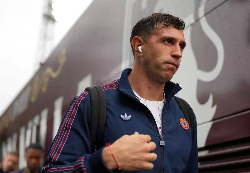 南宫体育 -阿斯顿维拉训练开放日；冲刺阶段远射贴柱引欢呼；欧冠在即；临场指挥获称赞 